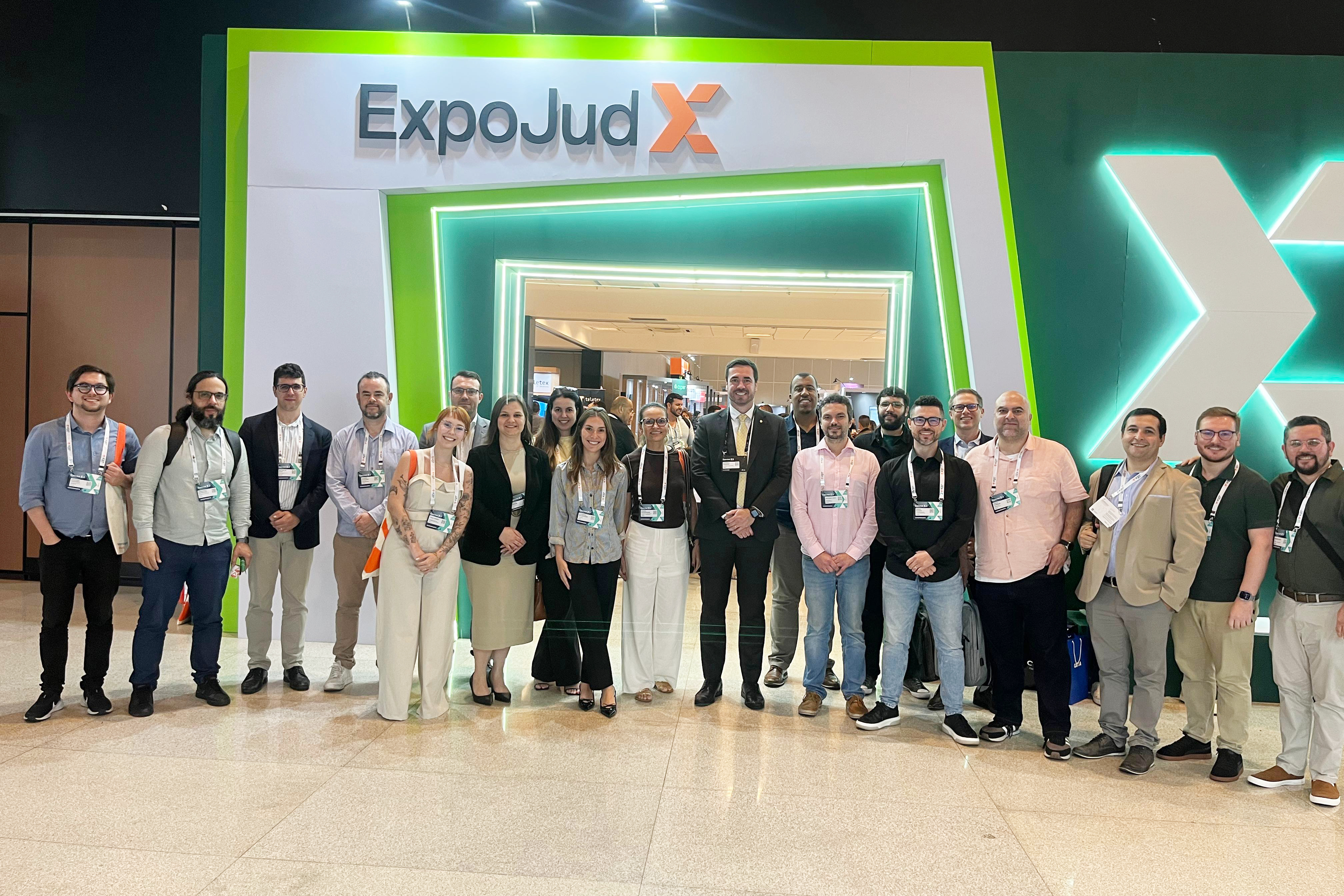 Defensores e Servidores da DPE-PR posam em frente à entrada do EXPOJUD 2025.