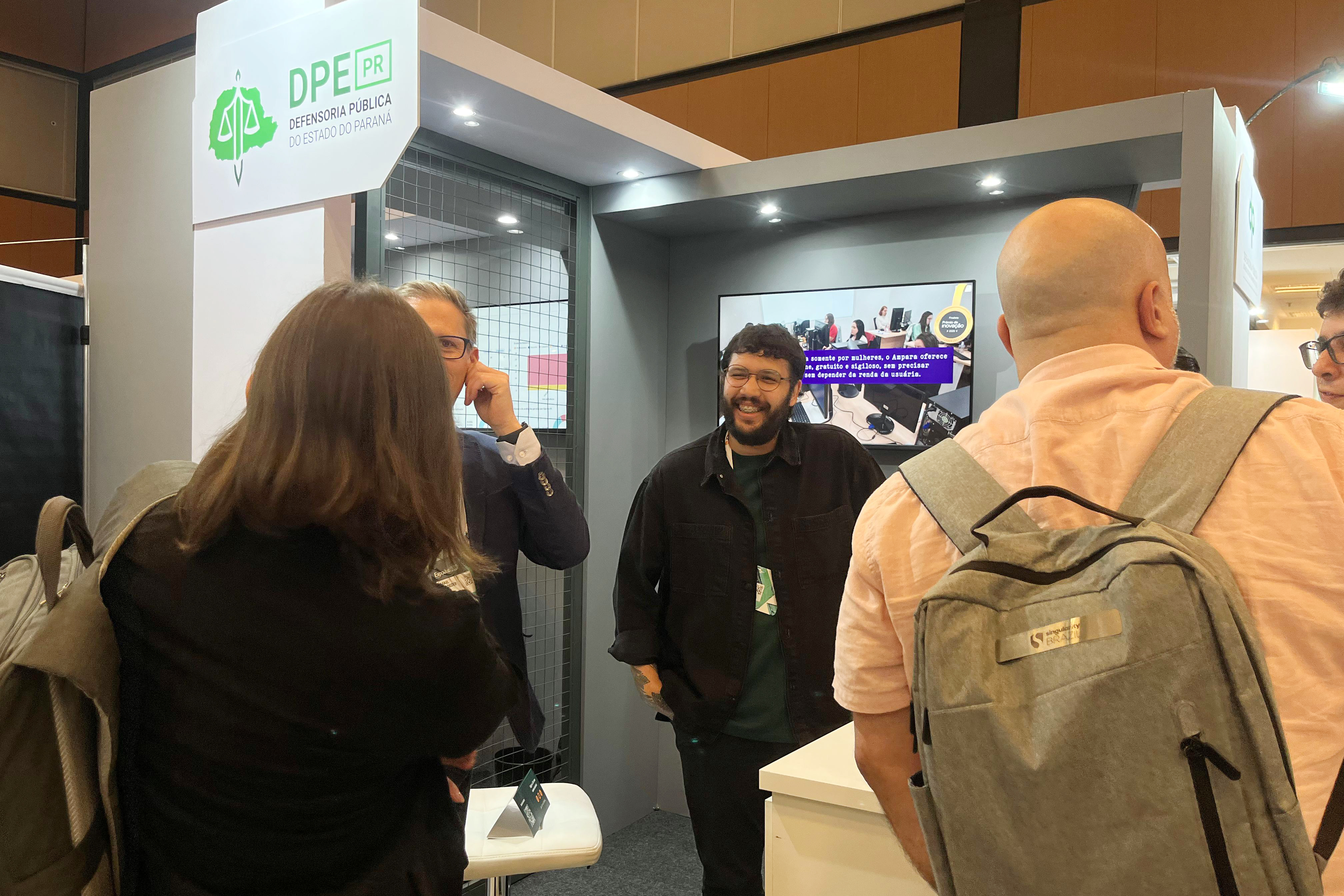 Imagem mostra o estande da DPE-PR no Expojud 2025.