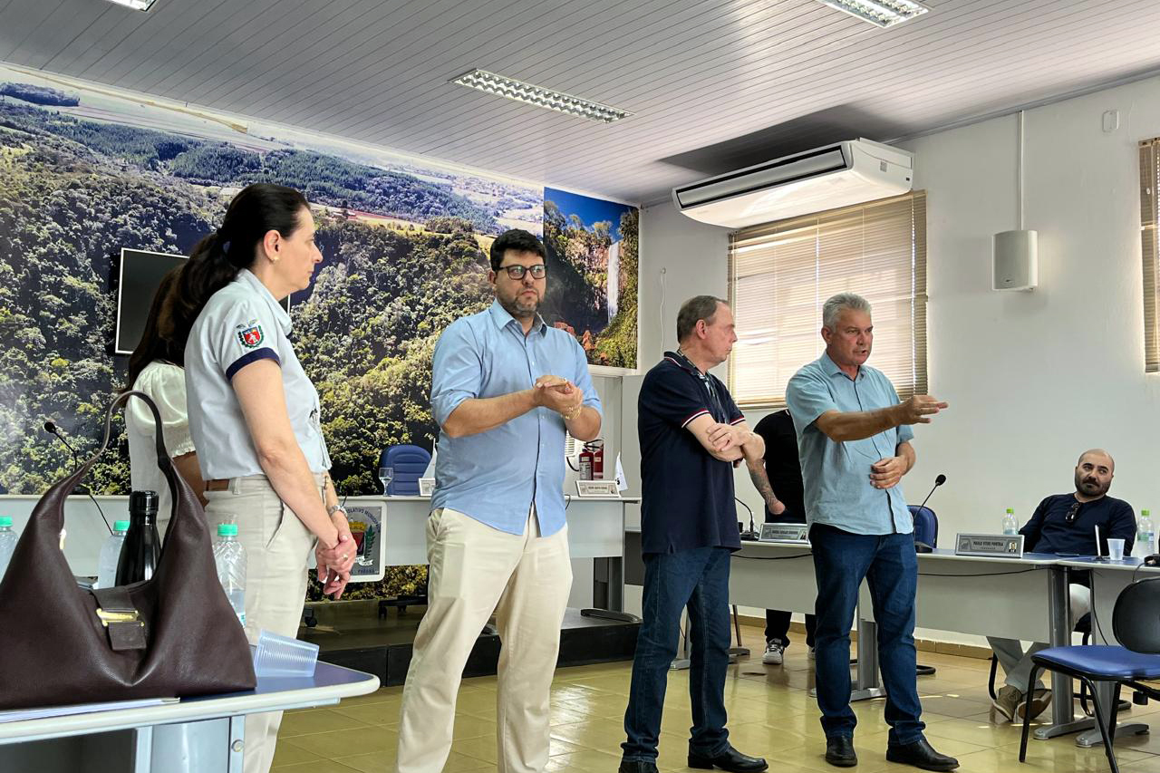 Autoridades debatel o acordo de aluguel social em Faxinal.