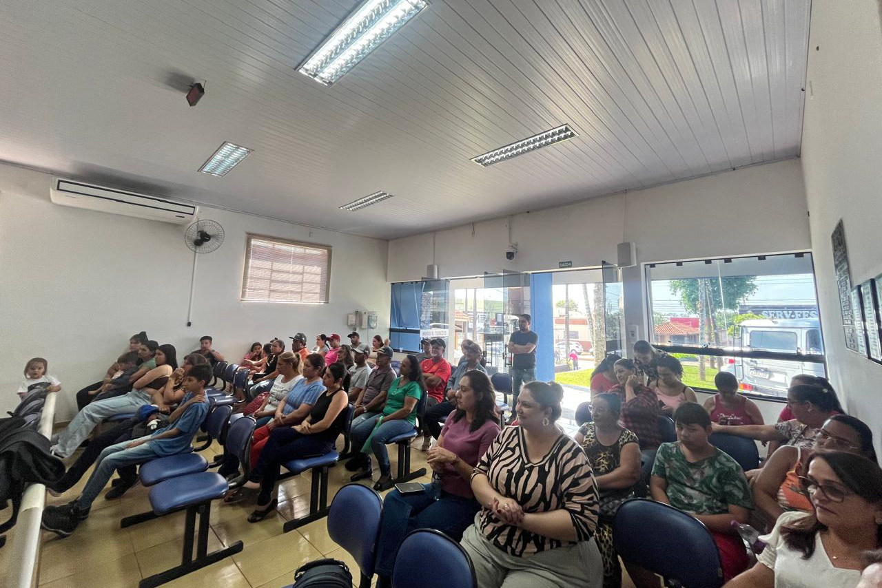 Foto da sala de reunião revela que o espaço está lotado de cidadãos e cidadãs.
