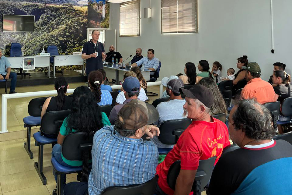 Autoridades discursam durante o encontro.