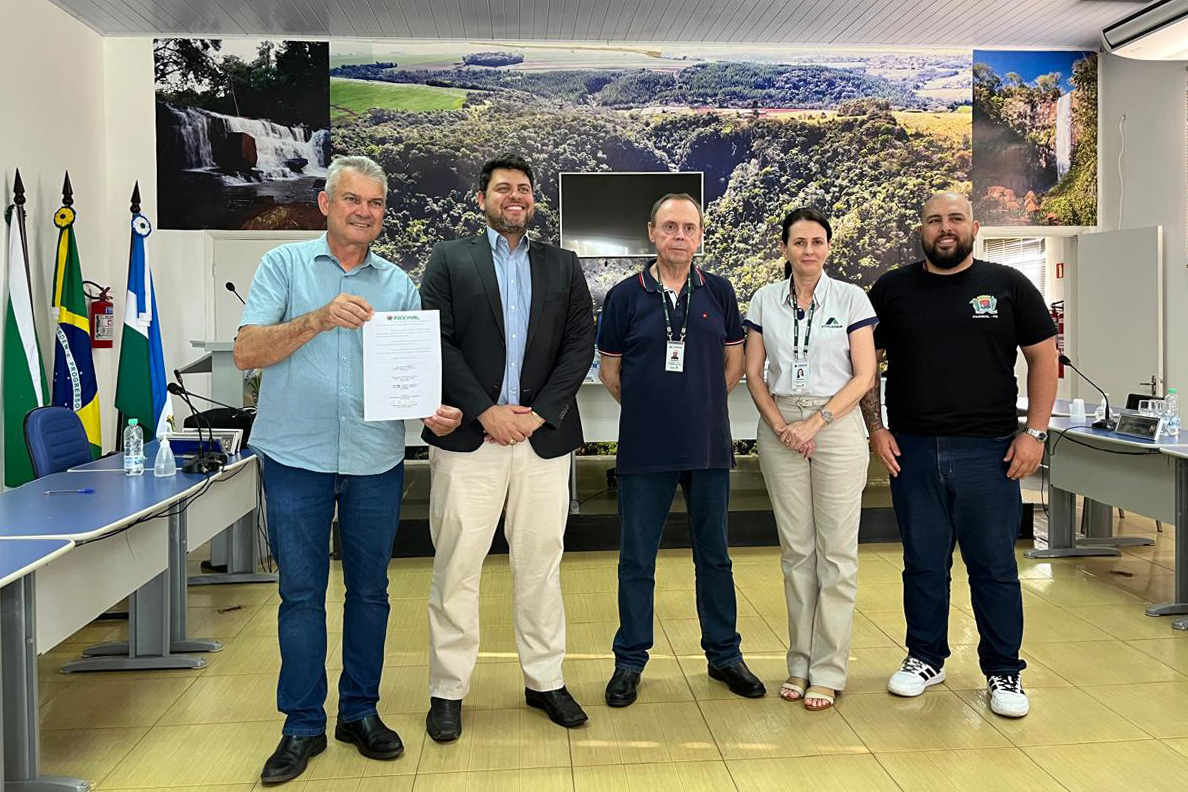 Imagem mostra autoridades posando com acordo de aluguel social celebrado em Faxinal.