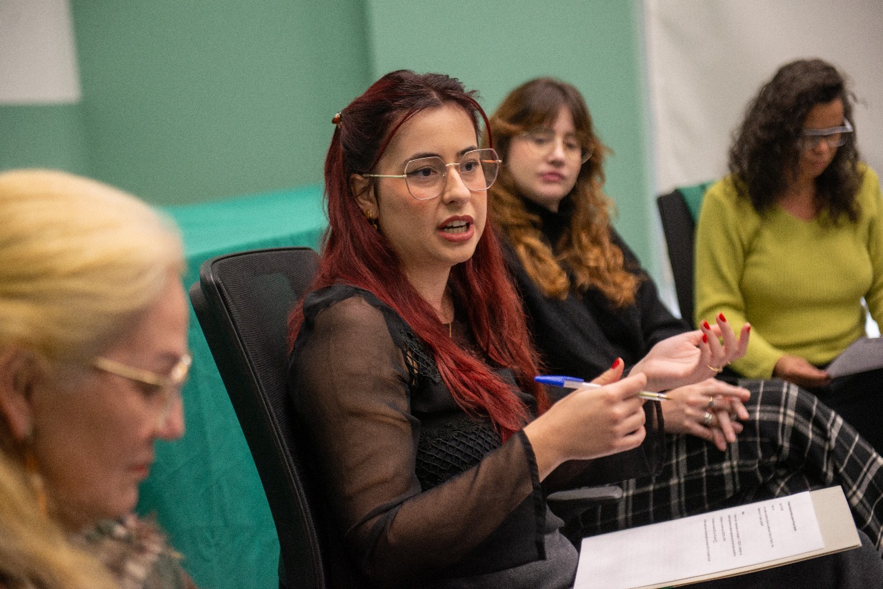 Servidora Ana Ashley do NUPEP fala durante sexto encontro da Rede de Apoio aos Egressos