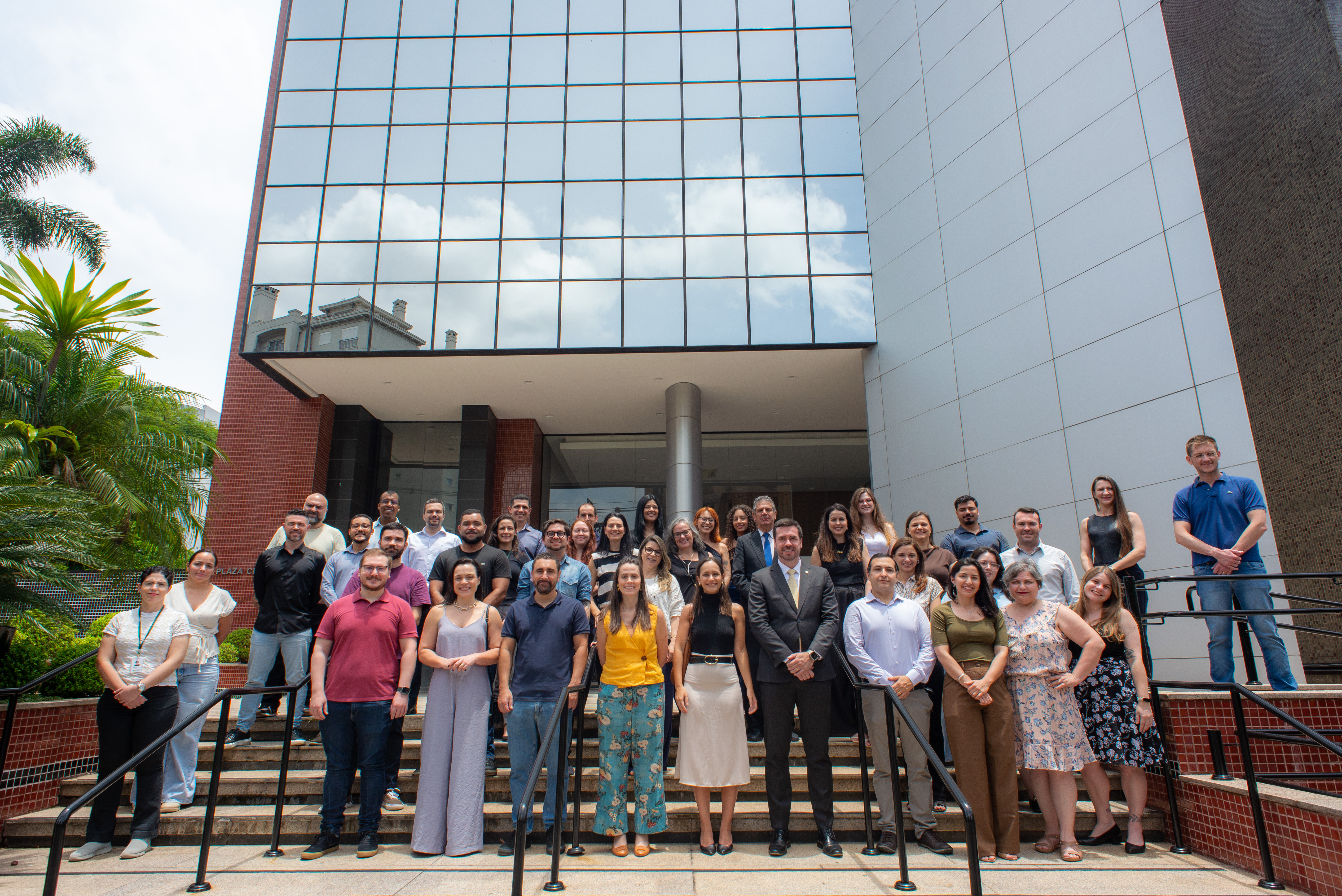 Defensores e servidores posam em frente ao edifício que abrigará a a sede Administrativa da Defensoria Pública do Paraná. 