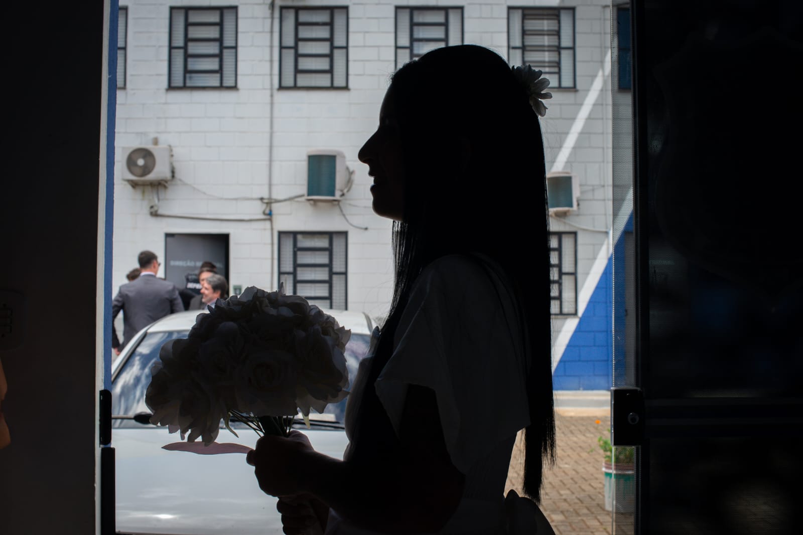 Silhueta de uma das noivas que se casou no projeto Casando Diretos. Ao fundo a Penitenciária de Francisco Beltrão. 