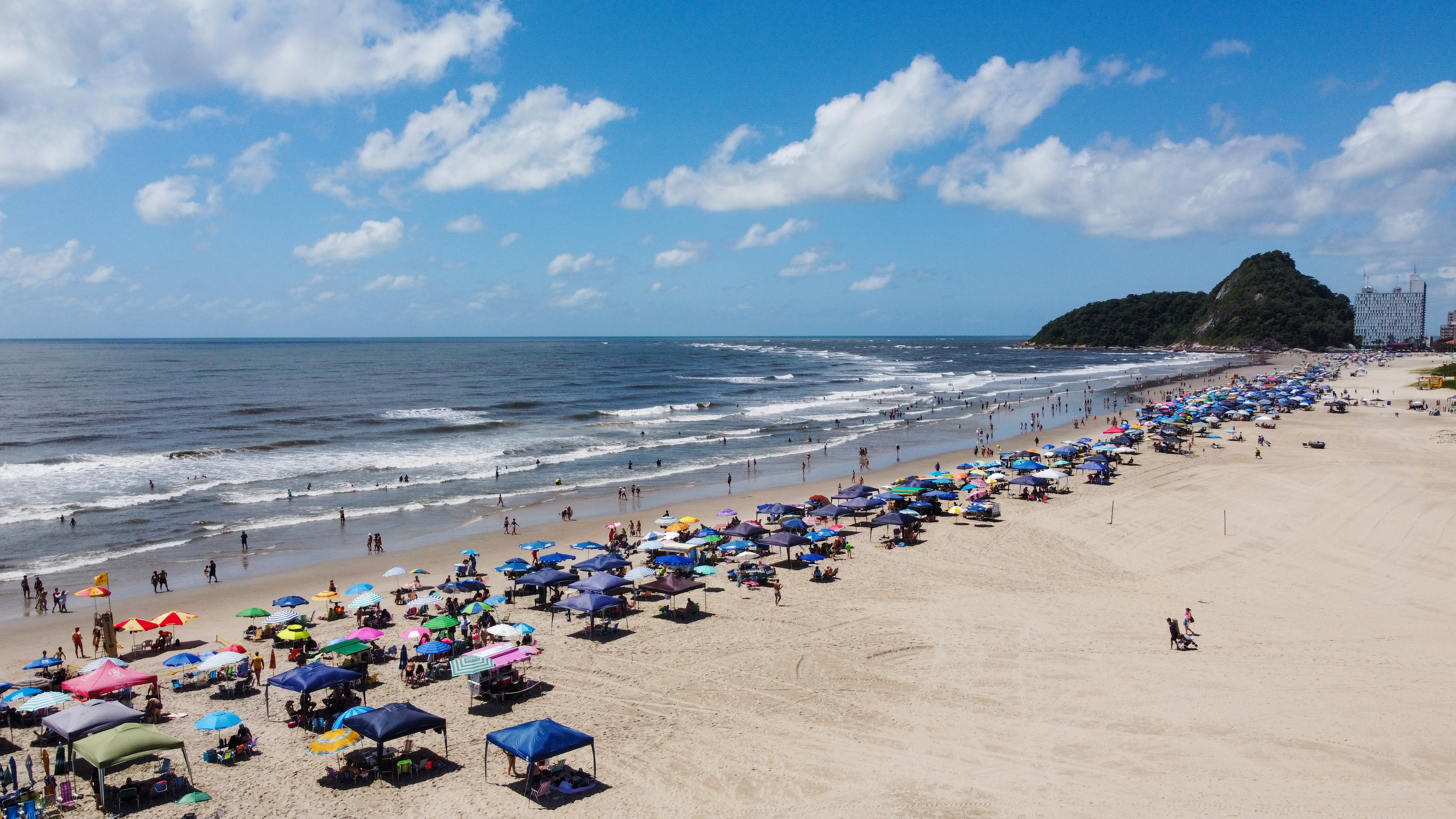 Vista aérea da orla de Caiobá com o morro do Boi ao fundo. 