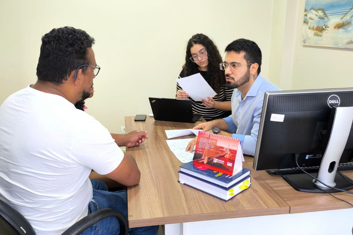 Imagem mostra Defensor Público realizando atendimento a um assistido.