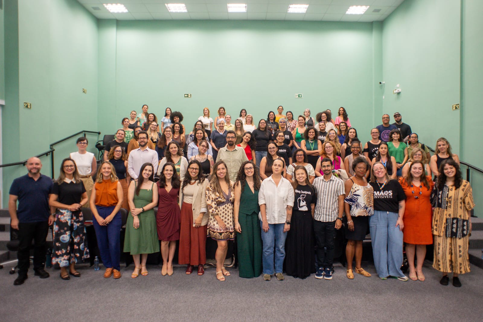 Autoridades e participantes posam para foto durante o encontro.