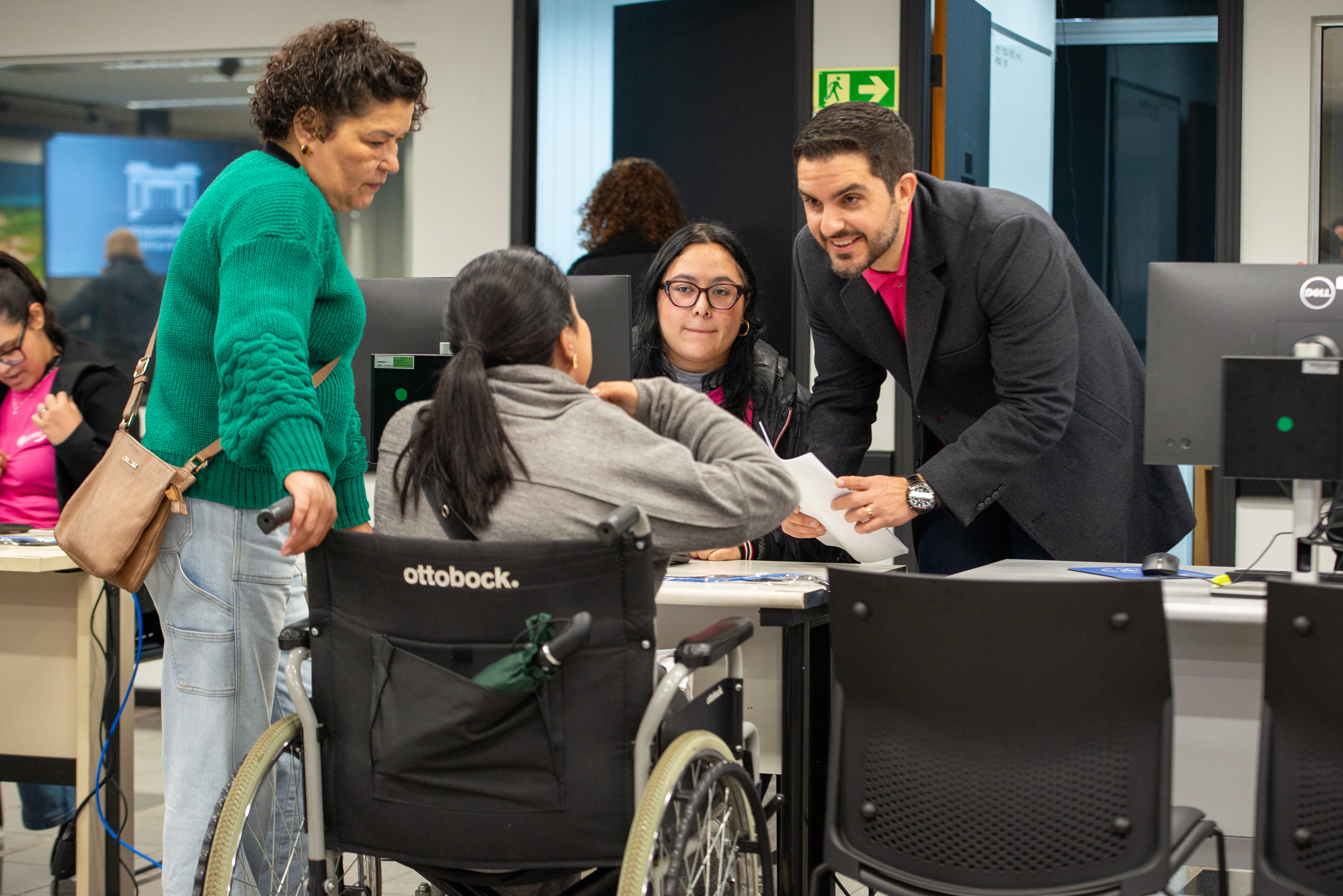 Defensor público atende mulher cadeirante durante mutirão realizado na CMC.