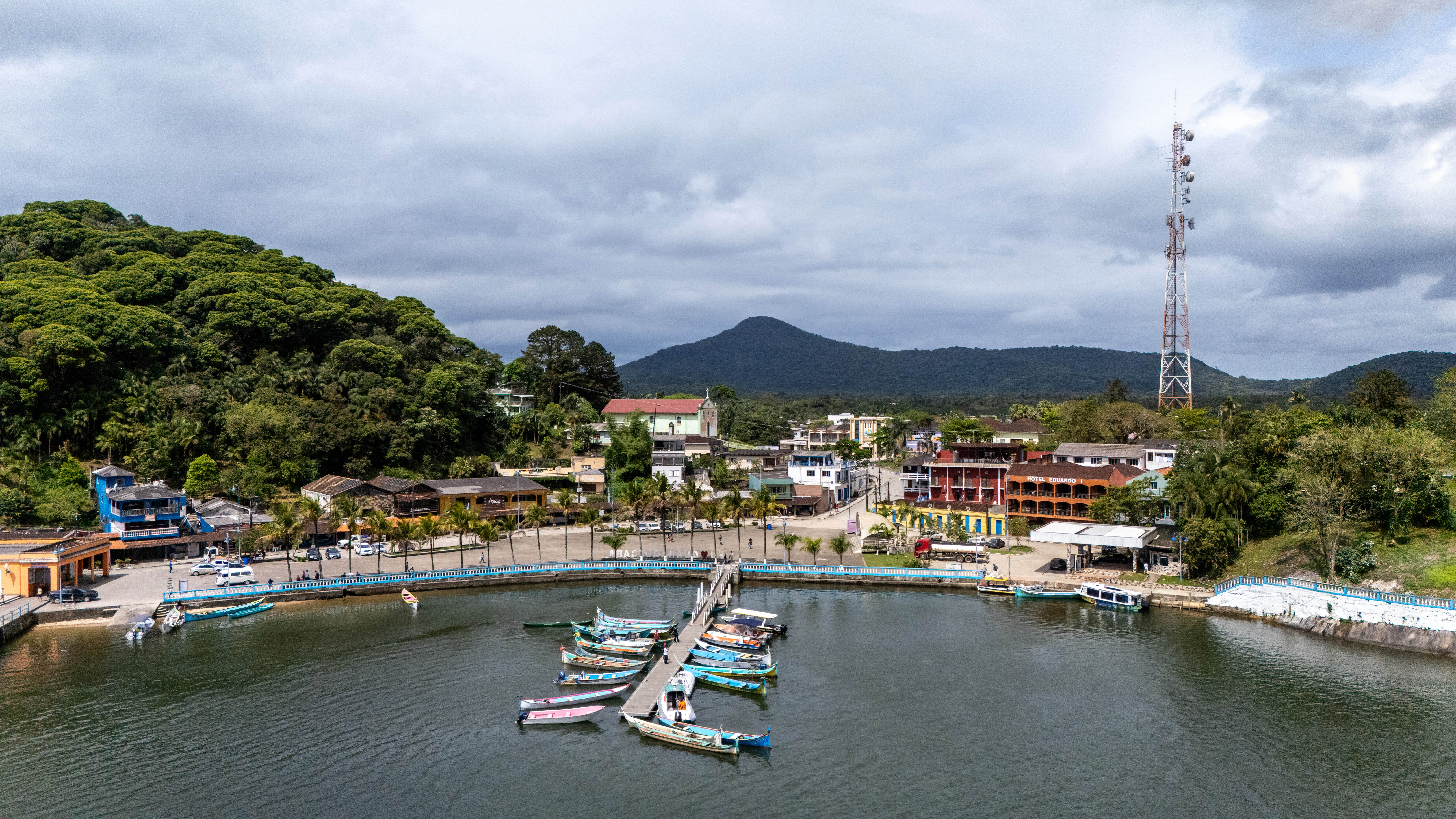 Imagem mostra a cidade de Guaraqueçaba vista de cima. 
