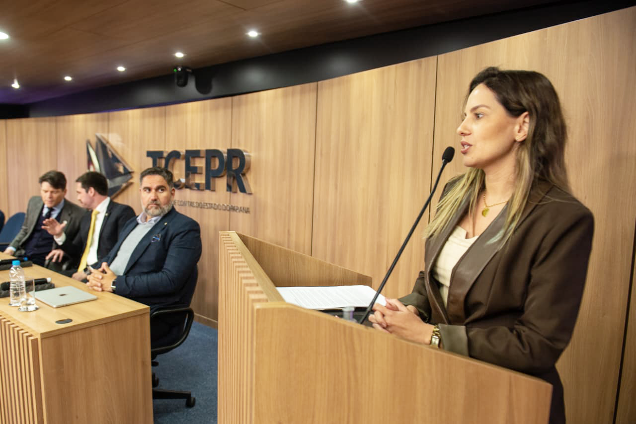 Coordenadora do Nucrise fala na abertura do evento. 