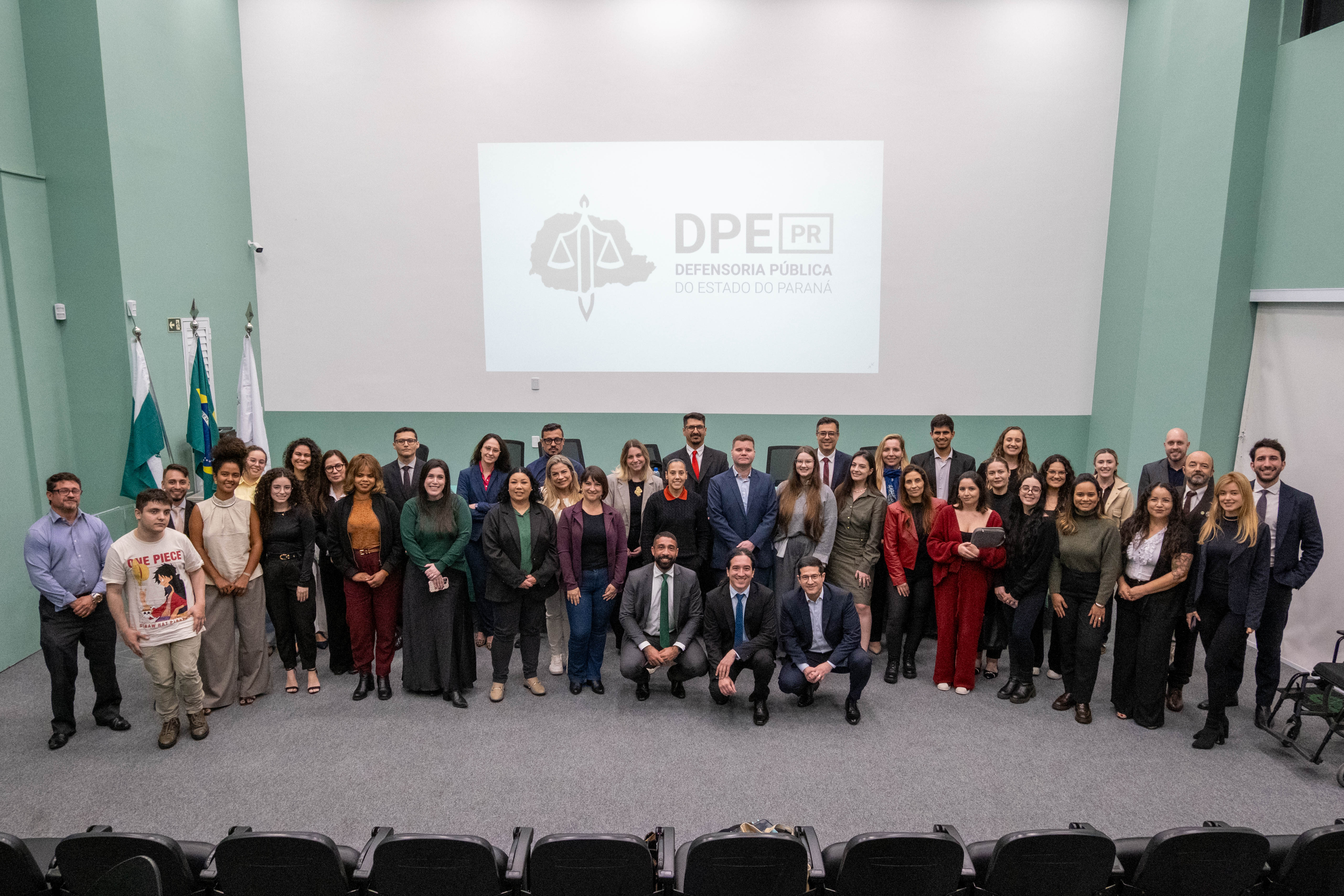 Público, defensores e palestrantes posam para foto ao final do evento. 