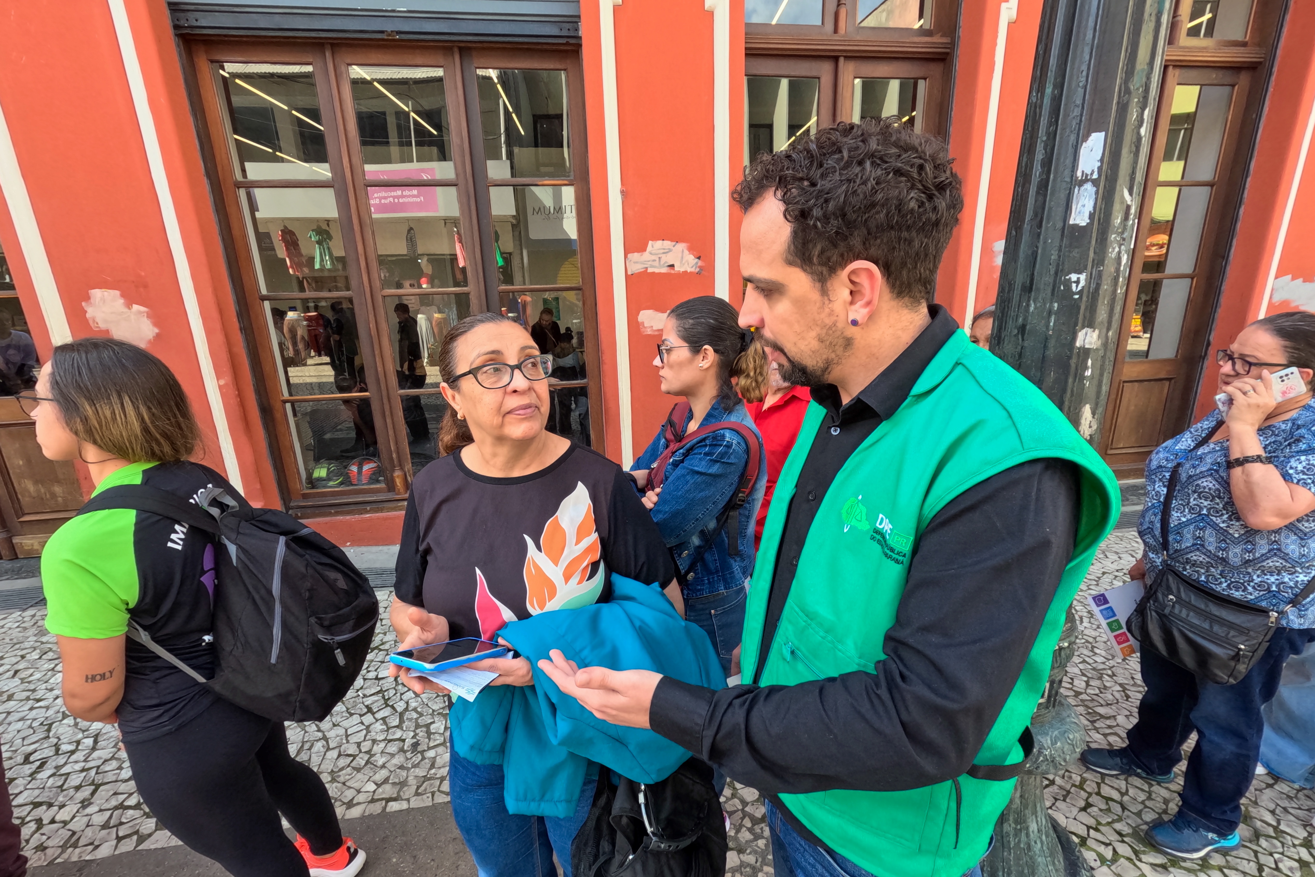 Ouvidor da Defensoria, dr Marcel Jeronymo, conversa com usuários em frente à sede da DPE-PR em Curitiba. 