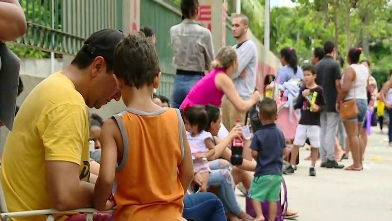 Grande fila de espera às crianças que aguardam uma vaga na creche da cidade.