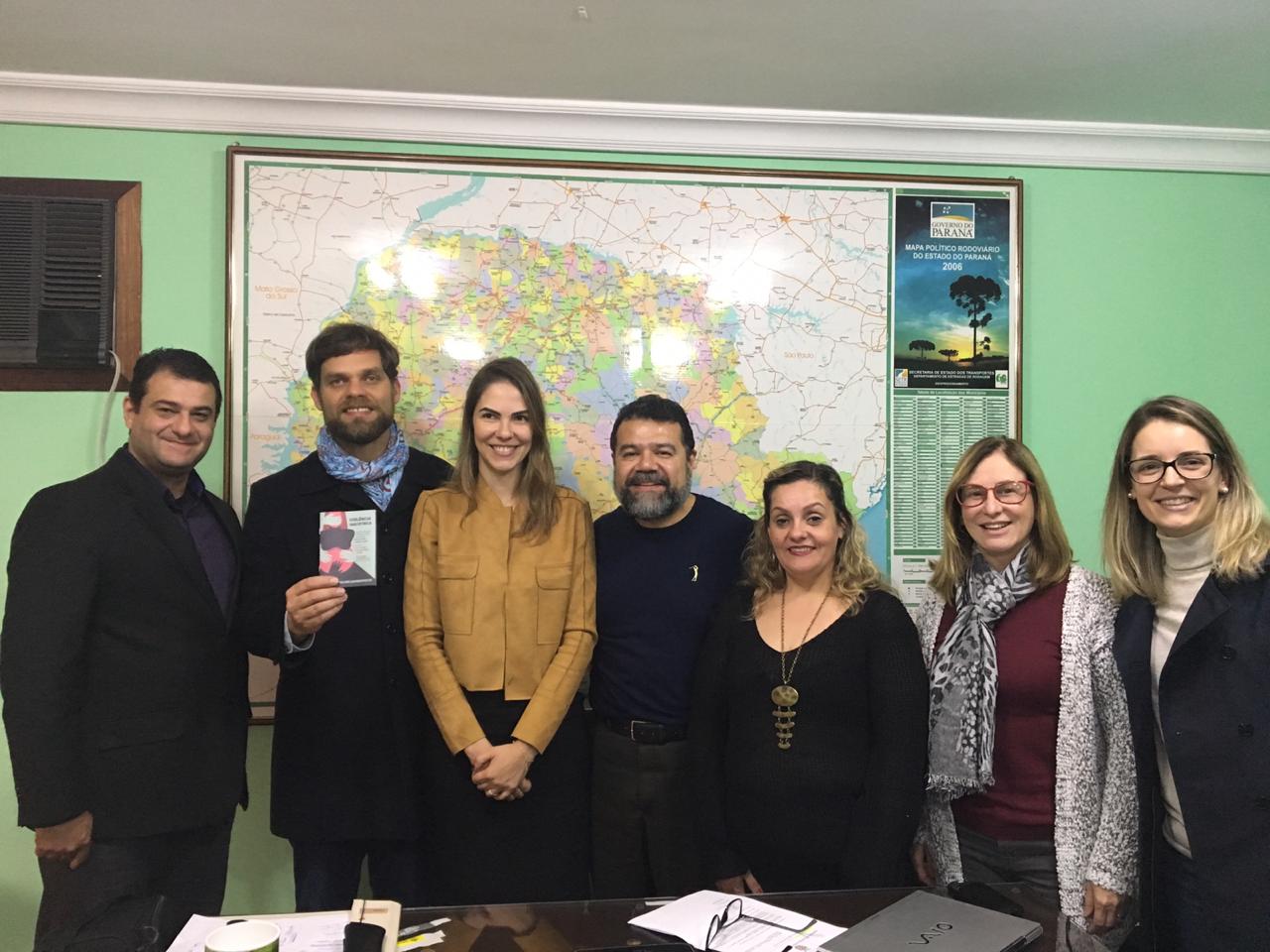 A defensoria entregou a nota técnica sobre violência obstétrica para o deputado Edson.