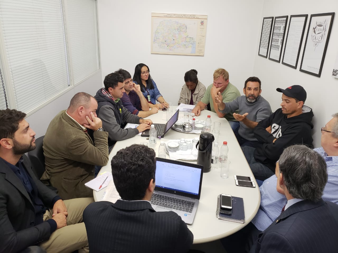 Regularização fundiária do assentamento de Carlópolis é tratada em reunião.