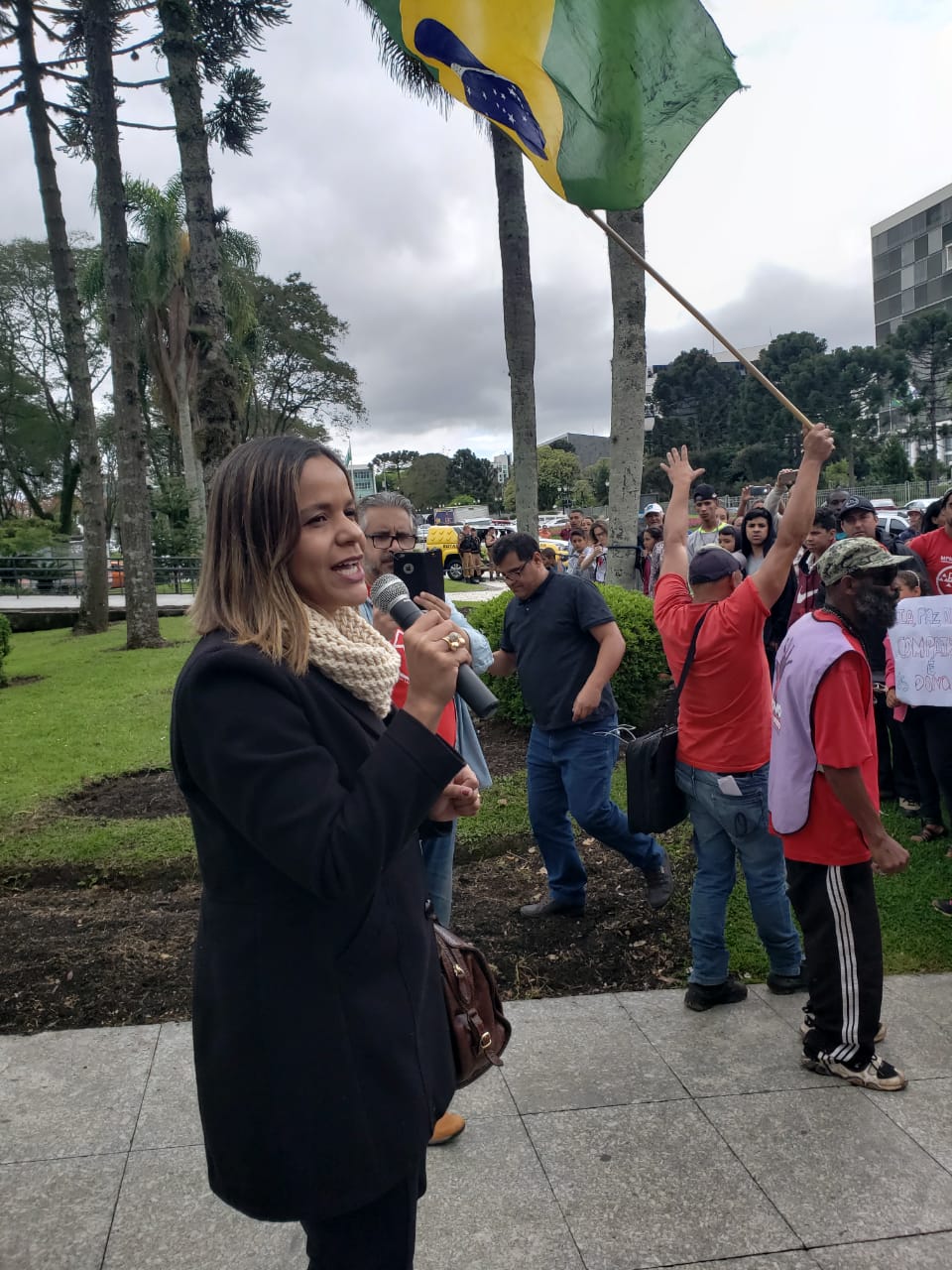 A manifestação ocorreu em frente à Prefeitura de Curitiba e contou com a presença da Dra. Olenka Lins, Coordenadora do NUFURB - Núcleo Itinerante das Questões Fundiárias e Urbanísticas da Defensoria Pública do Estado do Paraná e o Defensor Auxiliar Dr. Vitor Eduardo Tavares.