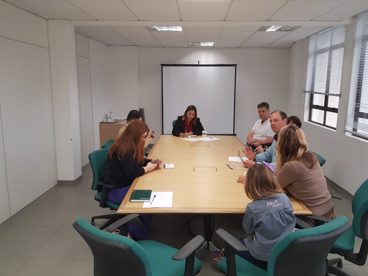 Dra. Olenka Lins e Silva Martins Rocha ao fundo da mesa, reunindo-se com os representantes da Barragem de Vossoroca.