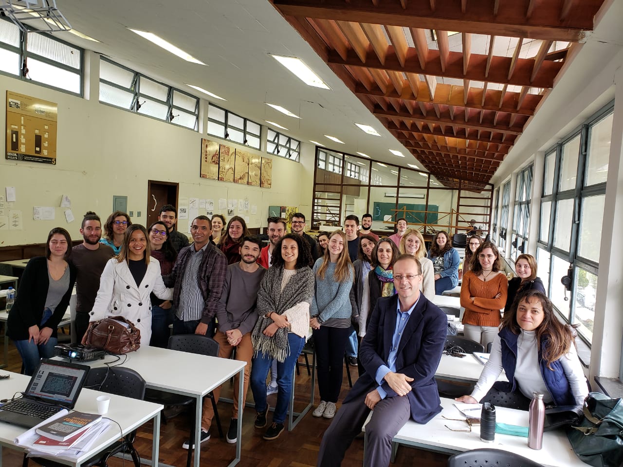 Dra. Olenka Lins com o grupo de alunos de Arquitetura e Urbanismo da UFPR.