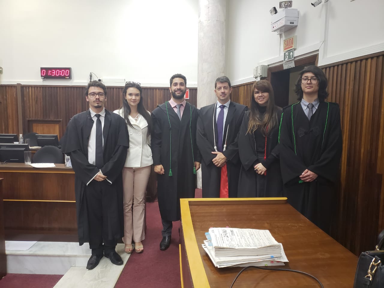 Legenda Acessível: Observa-se seis pessoas, as quais participaram do projeto Jovem Defensor no Júri.