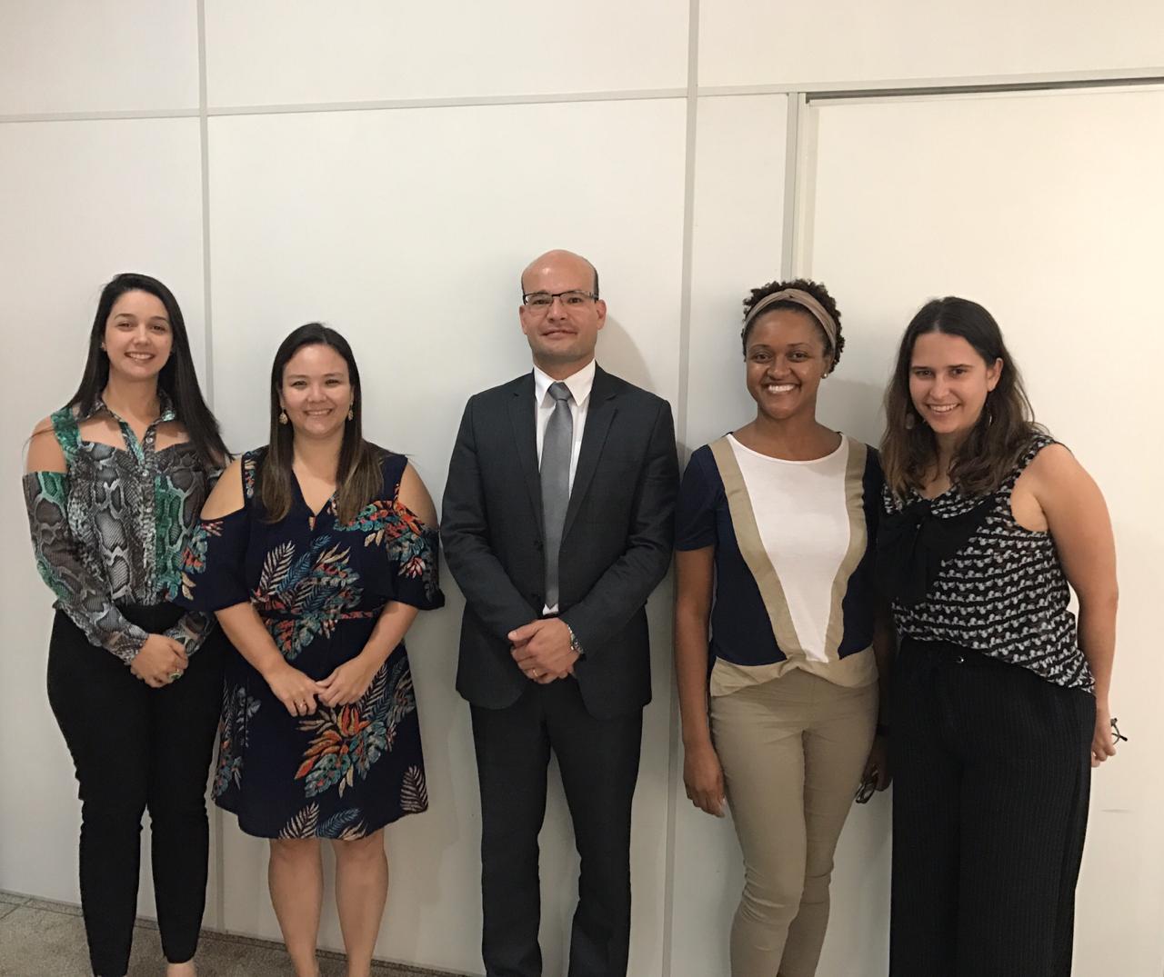 Na imagem vemos o DPG com as defensoras do interior.
