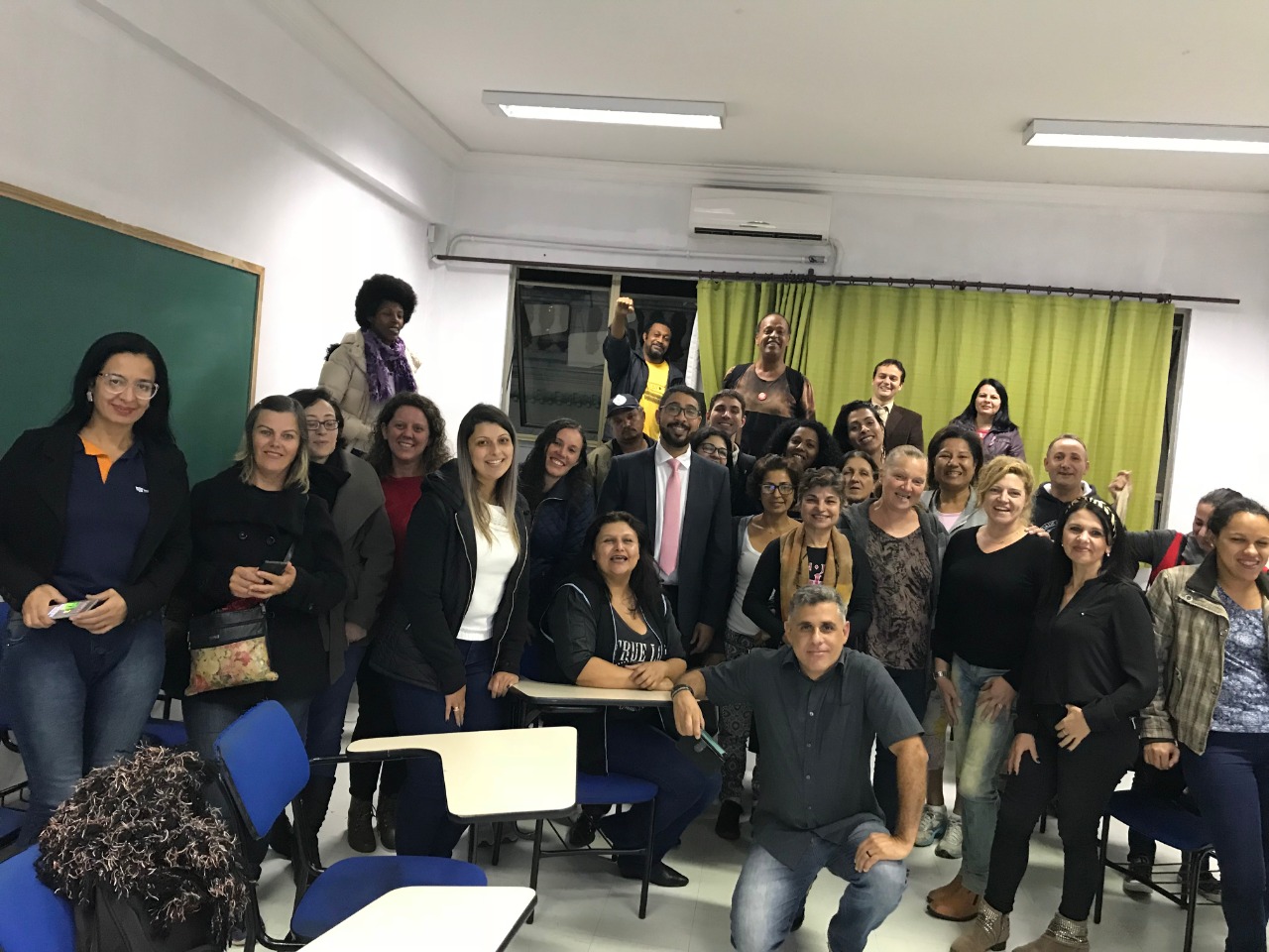 Alunos e alunas da FIC junto com o dr. Wisley Rodrigo dos Santos.