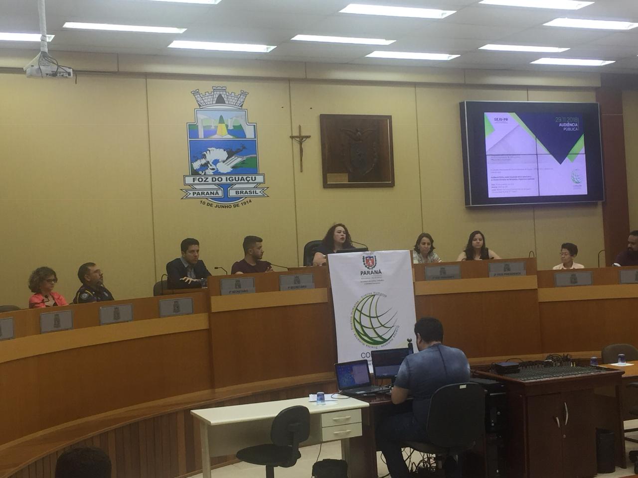 Mesa da audiência pública em Foz do Iguaçu, que contou com a participação da psicóloga Naíra Frutos González.