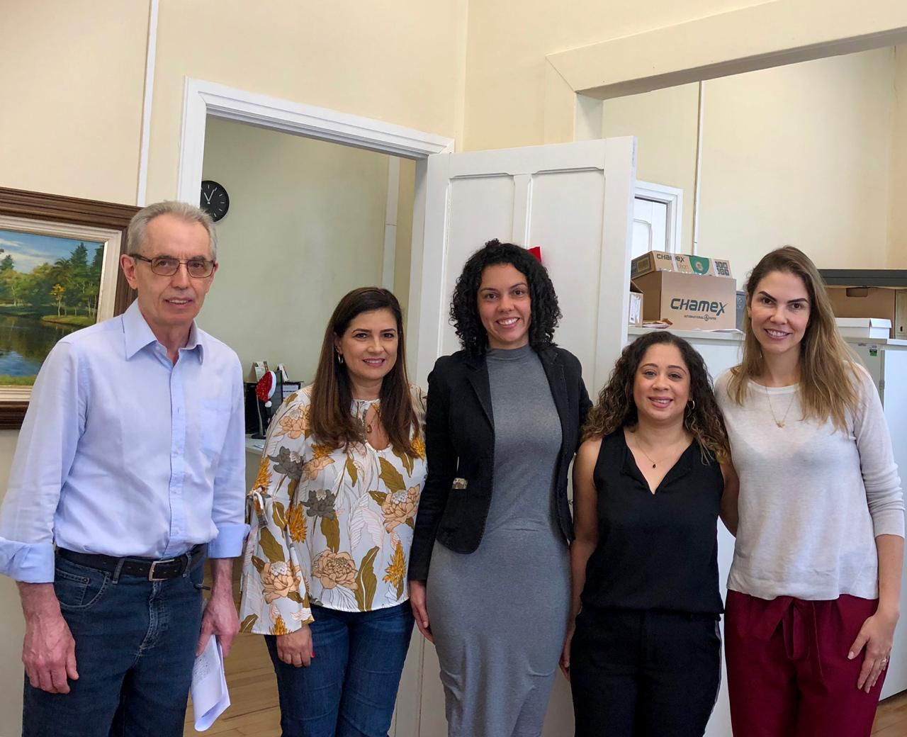 Na imagem vemos as doutoras Eliana Lopes e Patrícia Mendes com mais três pessoas.