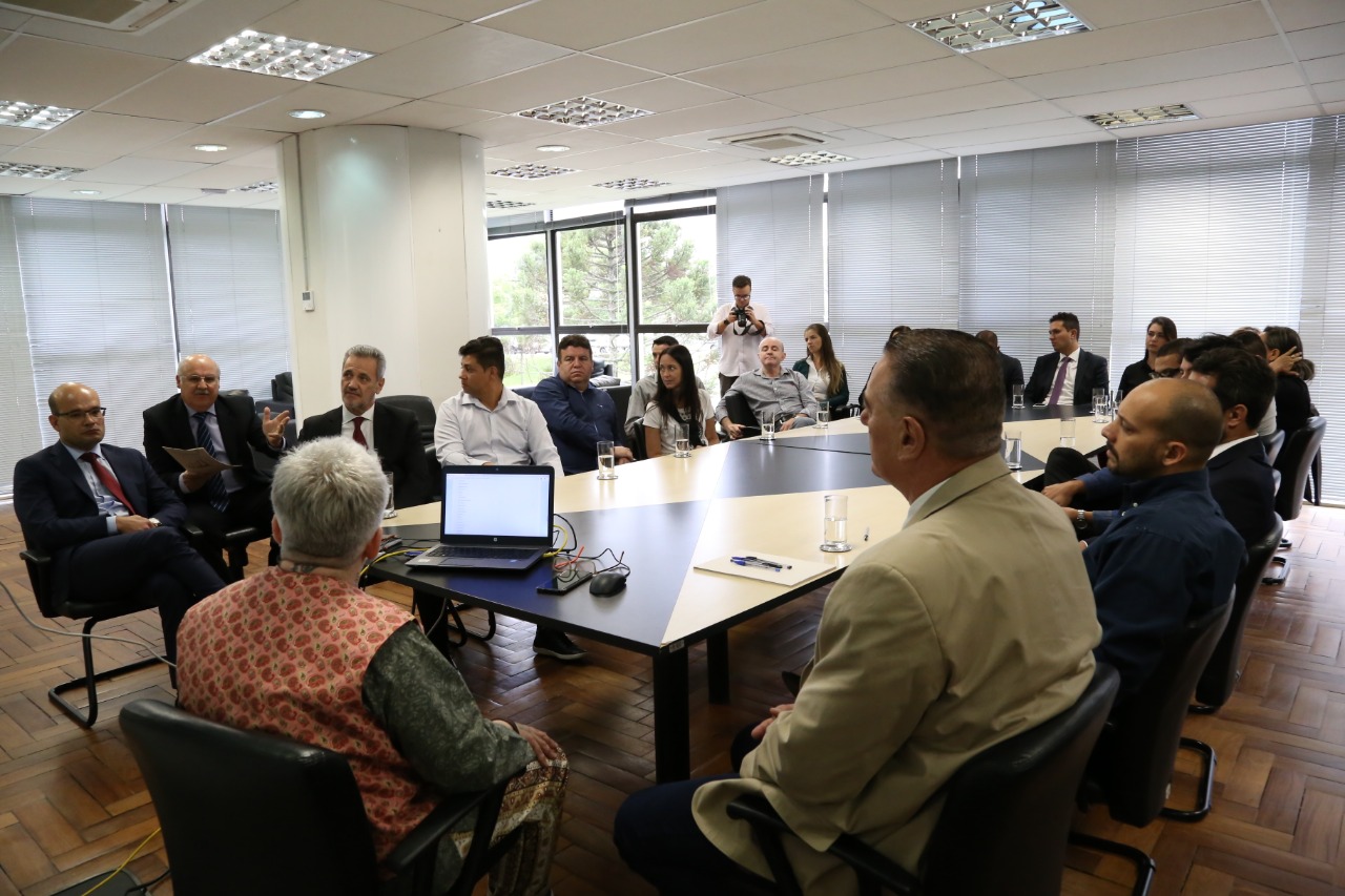 Mesa de reunião no MPPR.