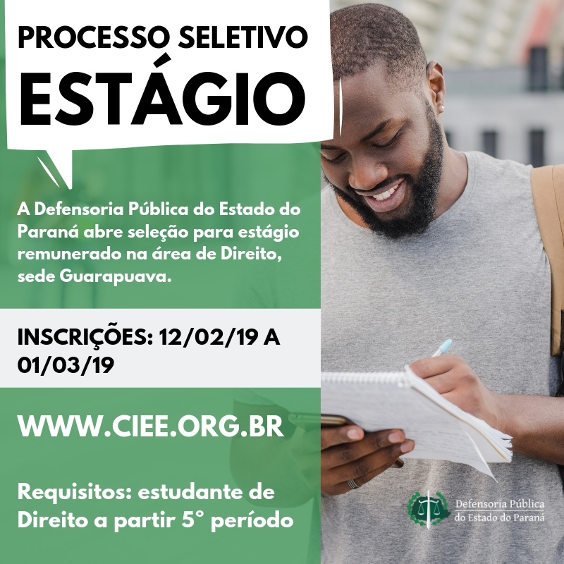 A imagem é dividida: no lado direito há um homem, com mochila nas costas aparentando ser estudante, anotando algo em um caderno que segura