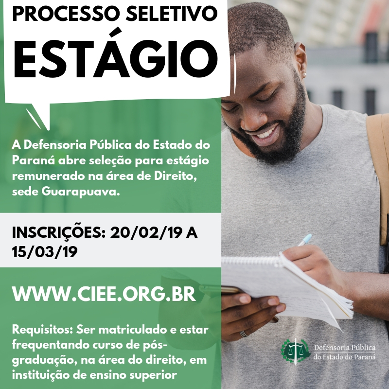 A imagem é dividida: no lado direito há um homem, com mochila nas costas aparentando ser estudante, anotando algo em um caderno que segura