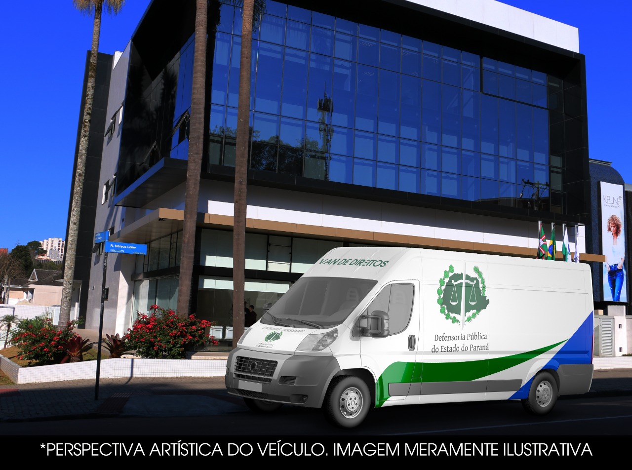 Na foto vemos uma van branca com detalhes em verde e azul na sua lateral. A logo da DPPR está presente na parte da frente da van, bem como na sua lateral junto aos outros detalhes. Na frente da van também se lê “Van de direitos”. Ao fundo vemos a sede administrativa da DPPR. Há uma legenda na foto que diz: “perspectiva artística do veículo. Imagem meramente ilustrativa.”