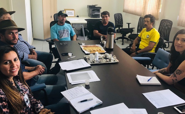 Na imagem vemos a equipe da sede Guarapuava da DPPR sentadas em uma mesa, em reunião, com os representantes das comunidades faxinalenses.