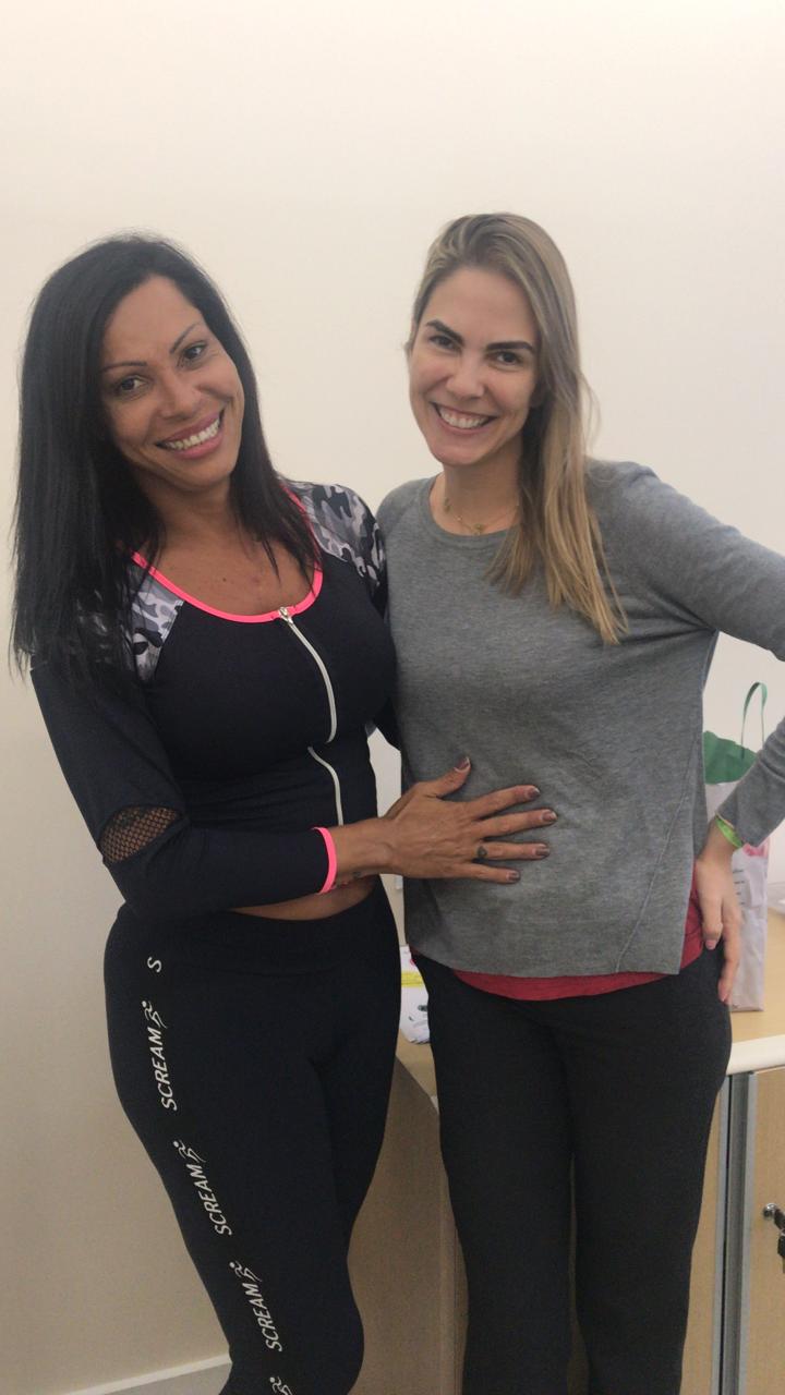 Na imagem vemos a Sra. Maria Luiza Dias, Mulher trans que conseguiu sua nova certidão, ao lado da Coordenadora do Nudem Dra. Eliana Lopes.