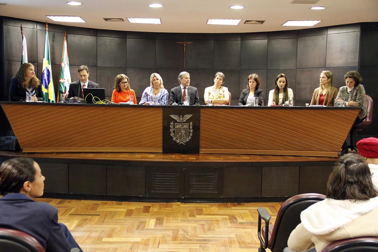Mesa do evento sobre o combate à violência contra a mulher.