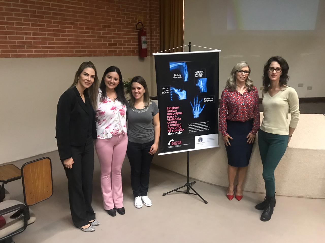 Coordenadora do NUDEM, Dra. Eliana Lopes, acompanhada de Julyane Theo Sierpinski de Souza, coordenadora da rede de proteção e Renata Schotten, da rede de proteção, Zéila Plath, secretaria municipal do desenvolvimento social, Katiuscia Zini, coordenadora da Rede de Campo Largo