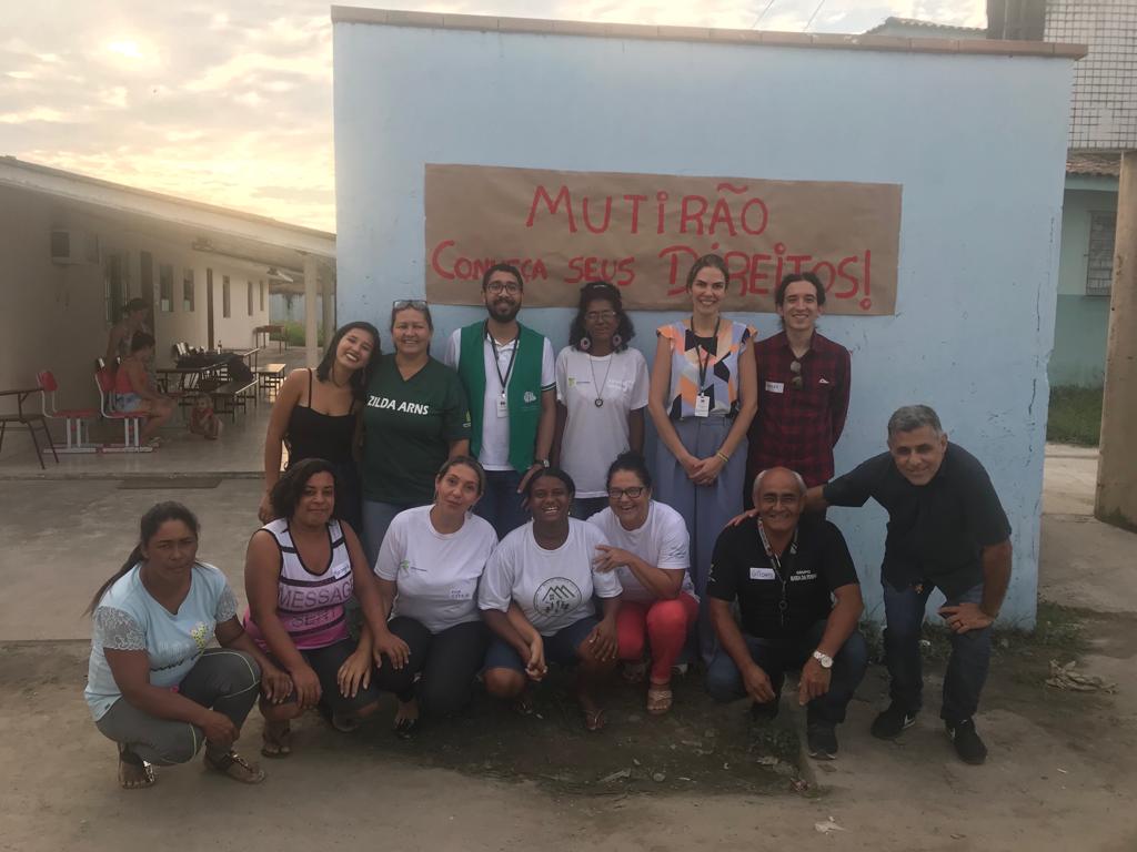 Na foto, o professor Roberto do IFPR, alunos da primeira turma de defensores populares 2018, dra. Eliana Lopes, coordenadora do NUDEM, e o dr. Wisley, defensor auxiliar do NUCIDH.