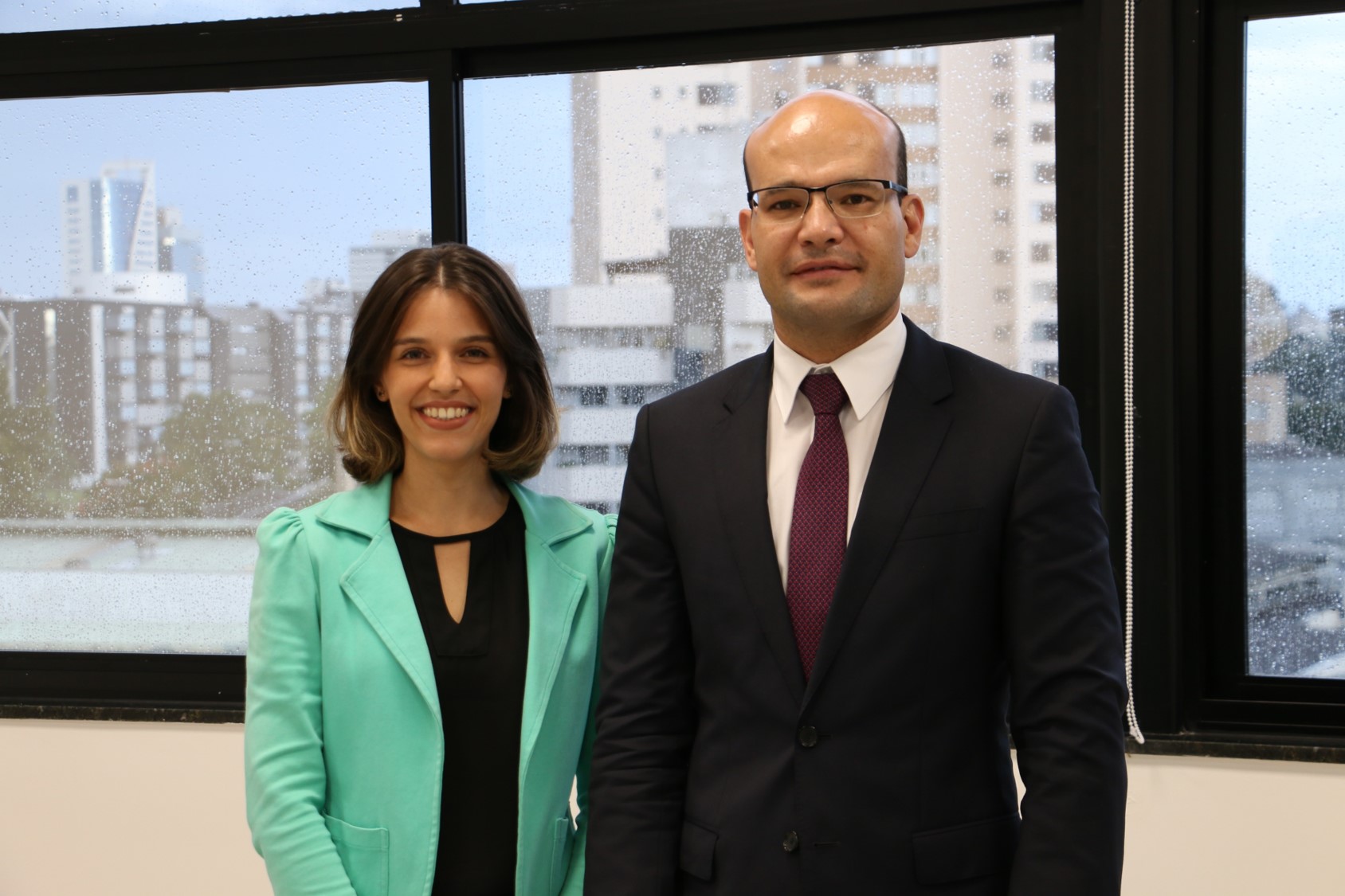 Doutora Renata Groetaers e doutor Eduardo Abraão
