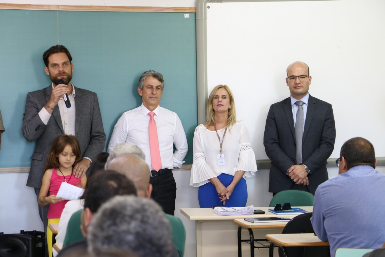Da esquerda para a direita: os deputados estaduais, Goura e Tadeu Veneri, a coordenadora do Departamento de Jovens e Adultos da Secretaria Estadual de Educação, Marcia Leonora Dudeque e o defensor público-geral, Eduardo Abraão.