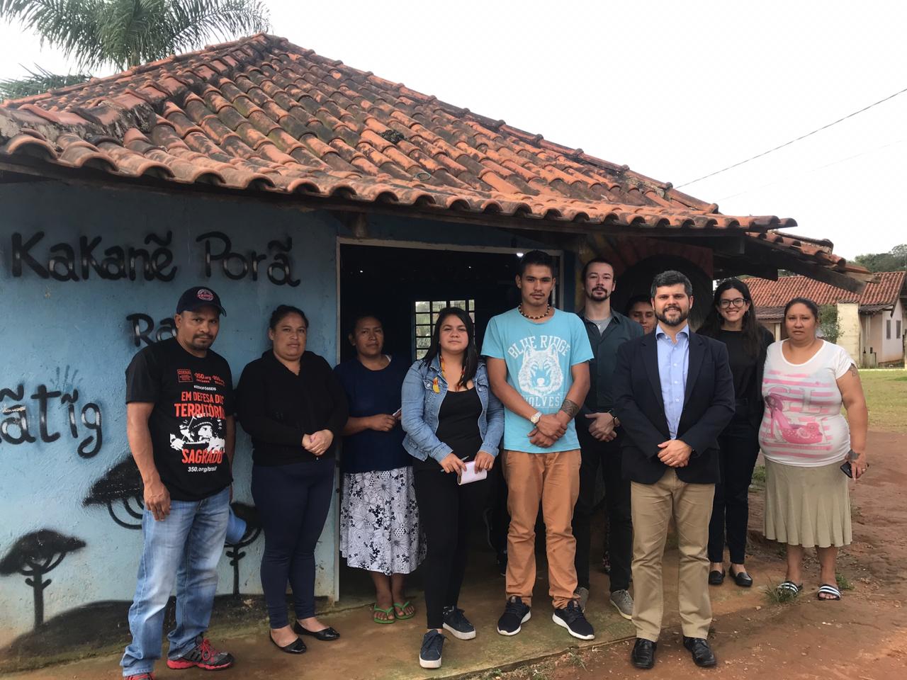 A equipe do CAM e alguns membros da aldeia