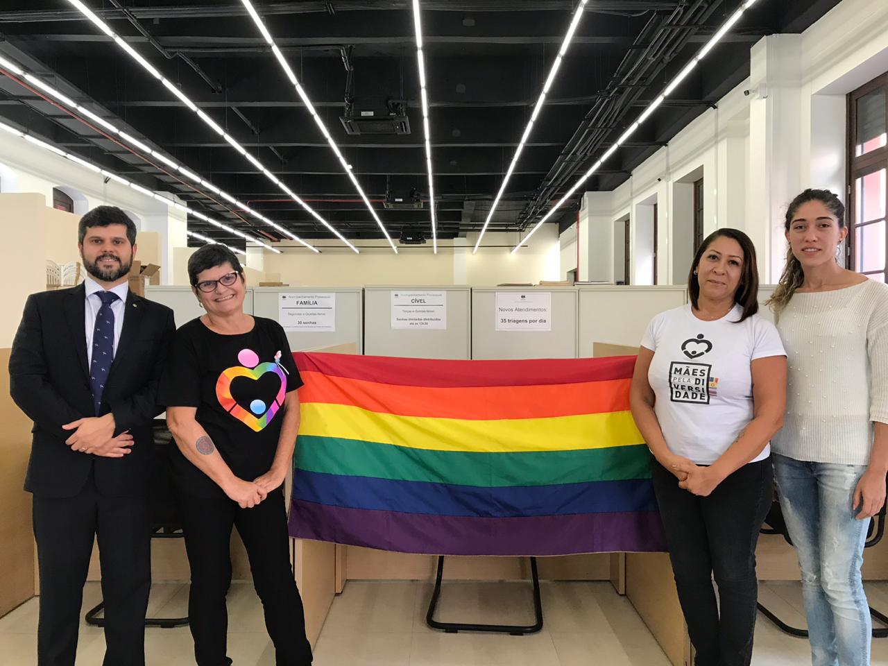 Na foto, o coordenador do CAM, dr. Erick Lé Ferreira, as integrantes da associação Mães Pela Diversidade, Marise Felix e Denise e a relações públicas do CAM, Janaína Ferreira dos Santos.