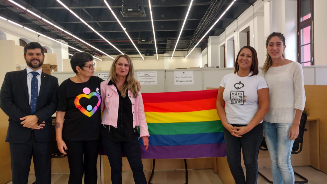 Na foto, o coordenador do CAM, dr. Erick Lé Ferreira, as integrantes da associação Mães Pela Diversidade, Marise Felix e Denise, a relações públicas do CAM, Janaína Ferreira dos Santos e assistida da DPPR e nova integrante da associação.