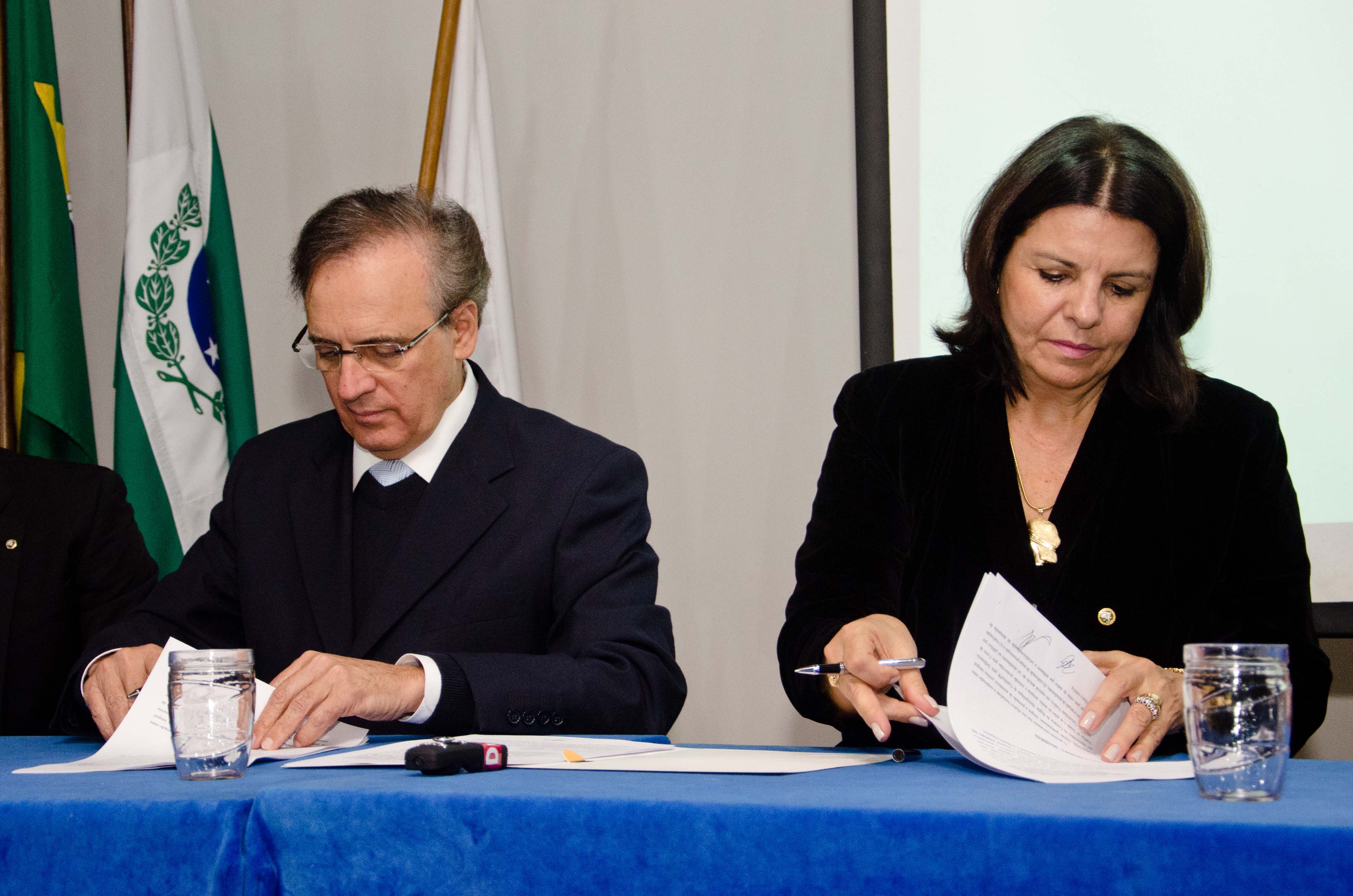 O reitor da UP, José Pio Martins, e a defensora pública-geral do Estado, Josiane Fruet Bettini Lupion.