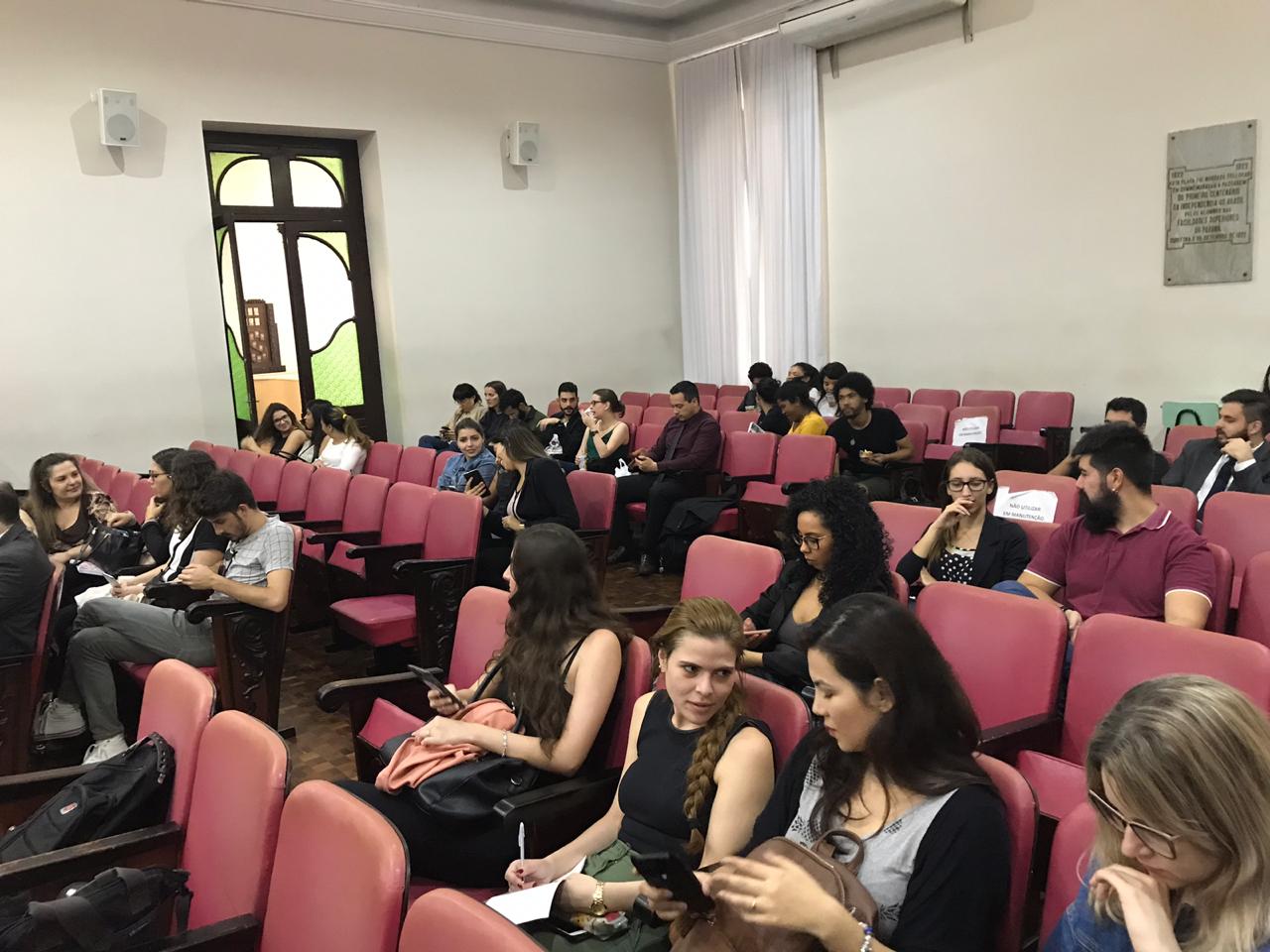 Alunos da Universidade Positivo e Universidade Federal do Paraná presentes na primeira etapa para o mutirão.