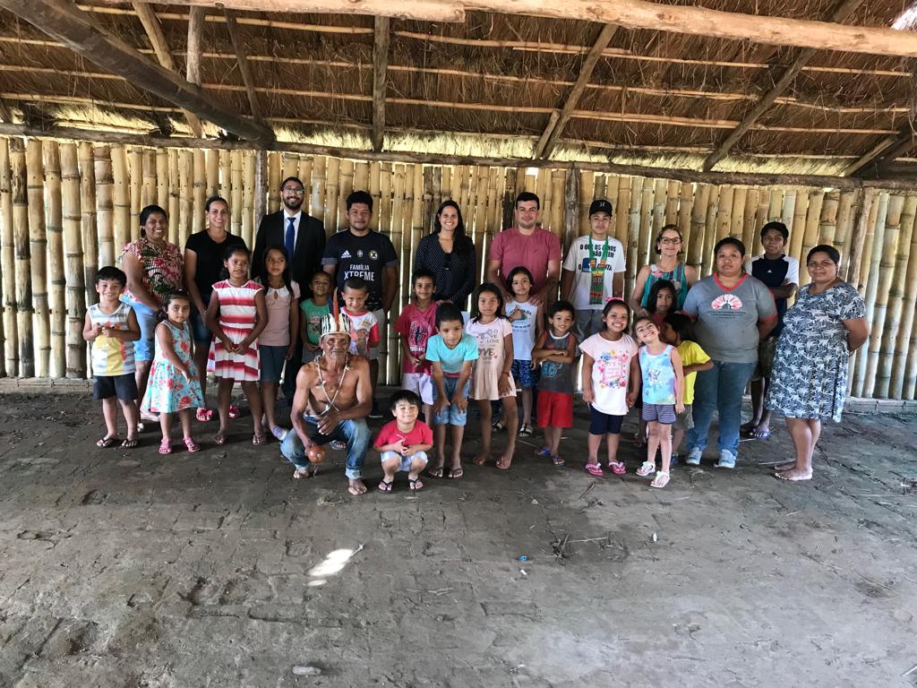 Equipe do NUCIDH com habitantes da comunidade índigena.