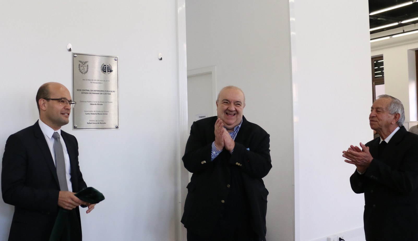 O defensor público-geral, dr. Eduardo Abraão, e o prefeito de Curitiba, Rafael Greca, fazendo o descerramento da placa