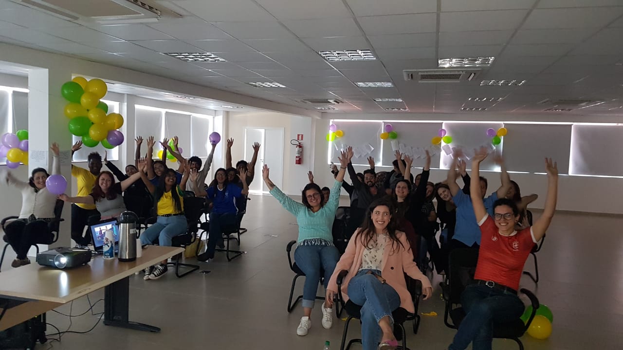 Membros, servidores e estagiários assistindo ao jogo do dia 13 de junho.
