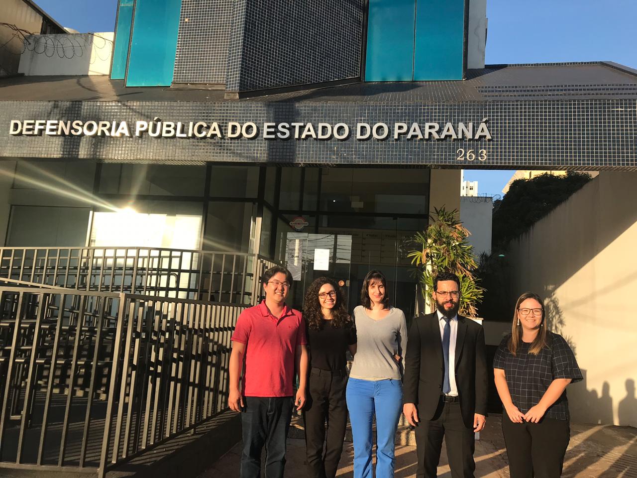 Defensor público auxiliar do Núcleo da Infância e Juventude, dr. Fernando Redede, reunido com a equipe da DPE-PR em Londrina
