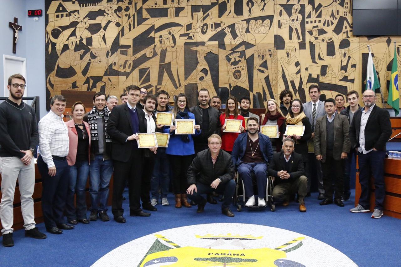Presente nesta foto membros, servidores e estagiários além dos vereadores da Câmara Municipal de Ponta Grossa