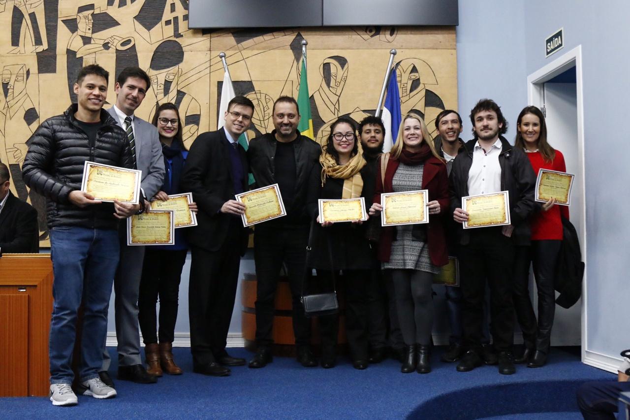 Os homenageados presentes: os Defensores Públicos Júlio César Duailibe Salem Filho e Ricardo Milbrath Padoim, o técnico administrativo Cristian de Andrade Urban, as servidoras Ana Letícia de França, Sílvia Haas Amaral e Tamima Gobbo Tuma Schrut e os estagiários Evaristo Tomazoni Neto, Paulo Rogério Carneiro, Marcal Christian Gomes dos Santos e Caroline Akemi Okida.